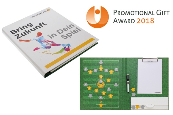 Trainermappe mit Spielfeld und trikotförmigen Magneten für den Jugendfußball