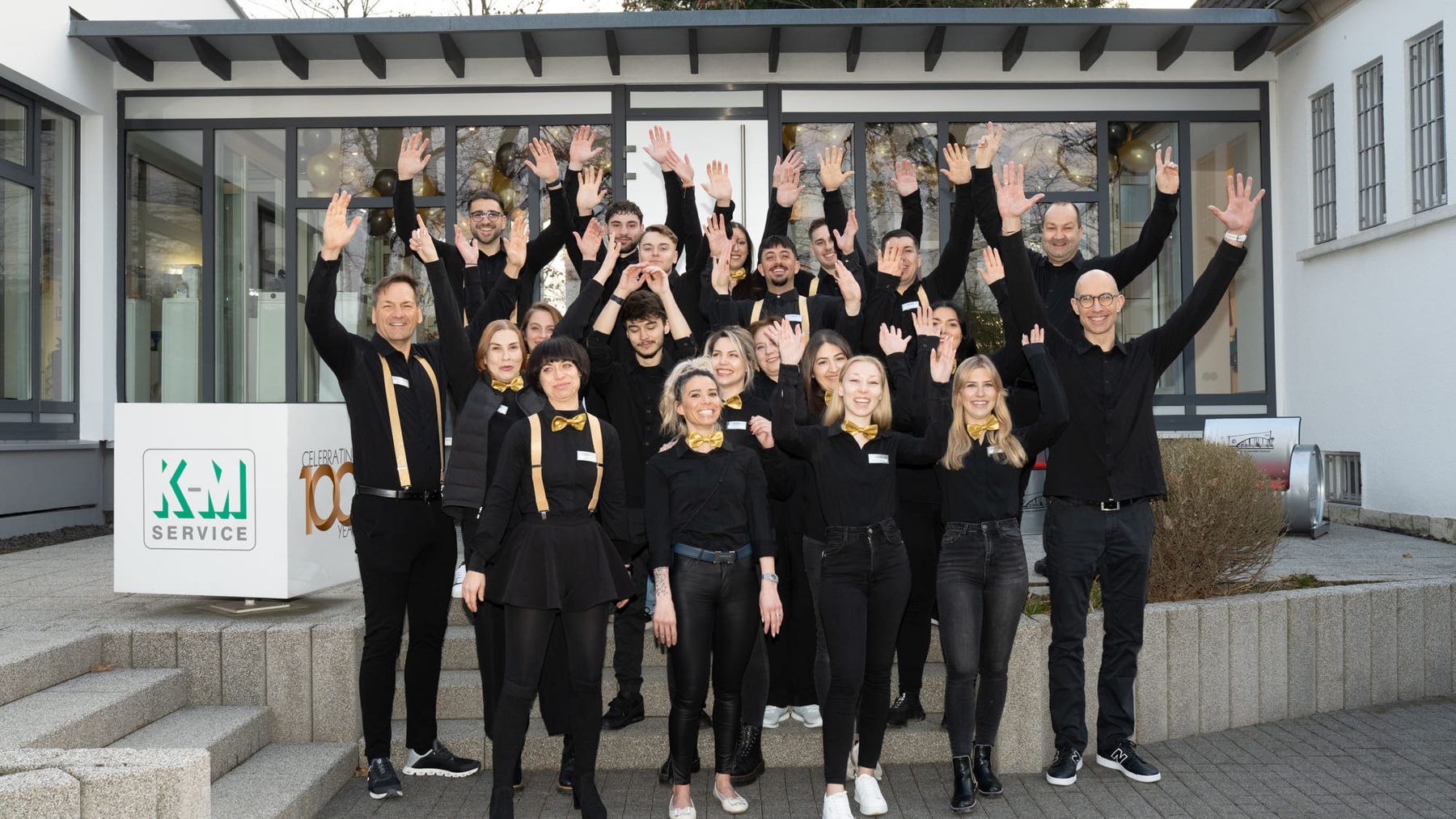Das Team von K-M Service vor dem Firmengebäude in Obertshausen